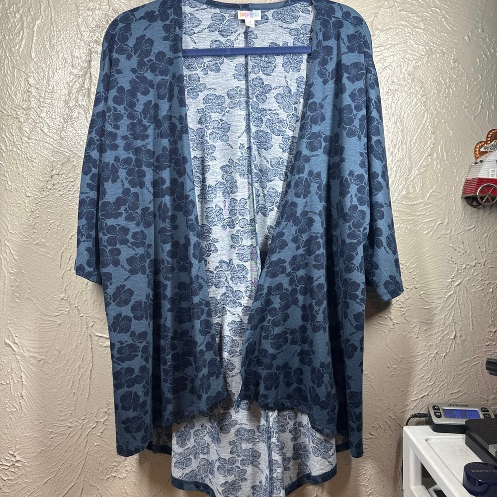 LuLaRoe Lindsay Wrap Short‎ Sleeve Open Front Floral Stretch Kimono Top Sz Small